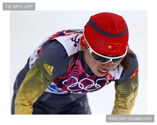 滑雪越野选手强势冲刺,终点线前滑跪庆祝 滑雪越野选手强势冲刺,终点线前滑跪庆祝