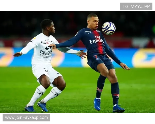 巴黎圣日耳曼前锋训练:制造射门空间的跑位训练密集 巴黎圣日耳曼前锋训练:制造射门空间的跑位训练密集