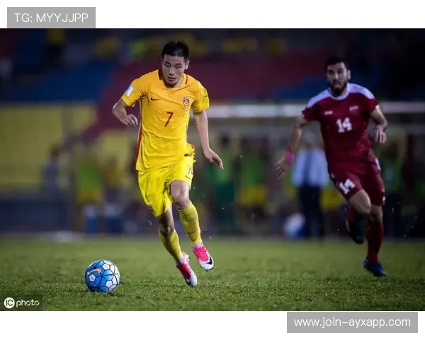 反击中前锋精准停球冷静推射破网：极致技战与装备的完美协奏